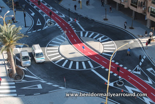 roundabout with bike lane going through middle