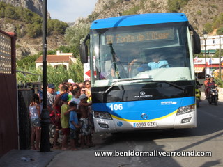 No 18 bus collecting passengers at Fonts