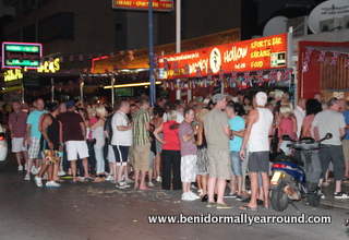 calle gerona at night